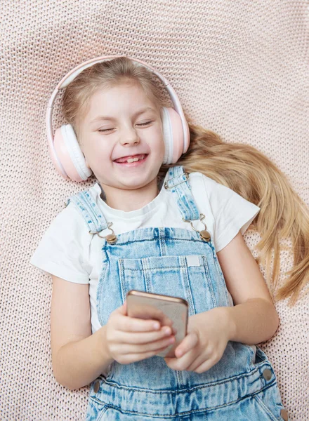 Little Girl Mobile Phone Listening Music While Lying Bed — Stock Photo, Image