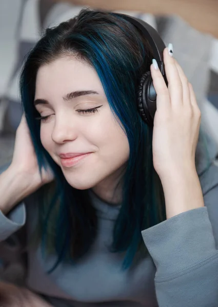 年轻的少女 留着蓝头发和耳机 — 图库照片