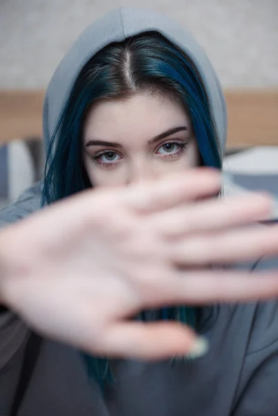 Uma Adolescente Cabelo Azul Cobre Rosto Com Mão Protesto Adolescentes — Fotografia de Stock