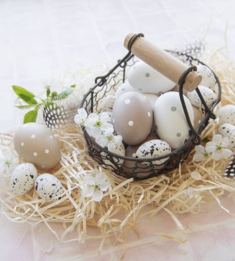 Saman üstünde Paskalya yumurtaları olan bir sepet. 
