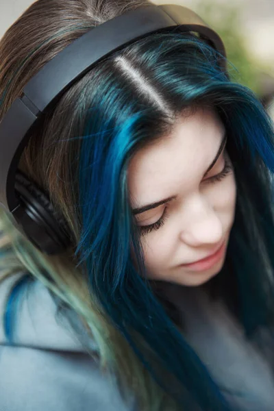 Jong Tiener Meisje Met Blauw Haar Hoofdtelefoon — Stockfoto