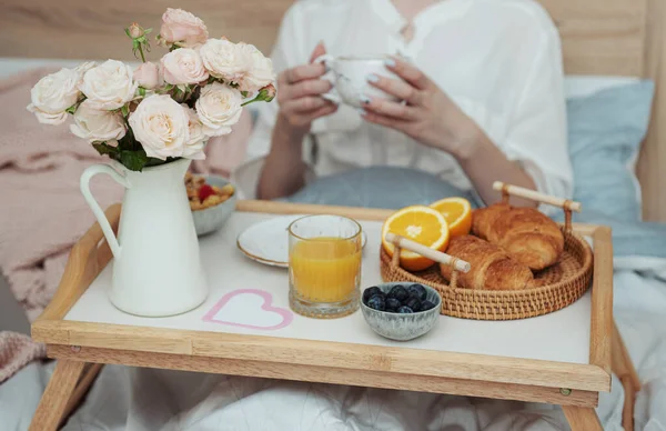 Романтический Завтрак Кофе Вафлями Апельсиновым Соком Цветами Роз — стоковое фото