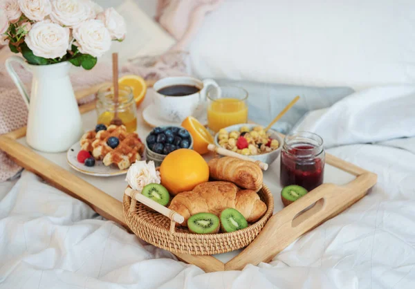 Desayuno Romántico Con Café Gofres Zumo Naranja Rosas —  Fotos de Stock