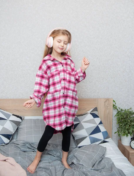 Adorable Little Girl Headphones Enjoy Music — Stock Photo, Image