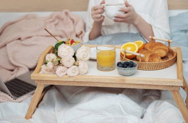Kahve, waffle, portakal suyu ve gül çiçekleriyle romantik bir kahvaltı.. 