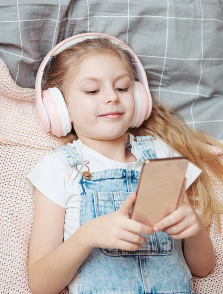 Little Girl Mobile Phone Listening Music While Lying Bed — Stock Photo, Image