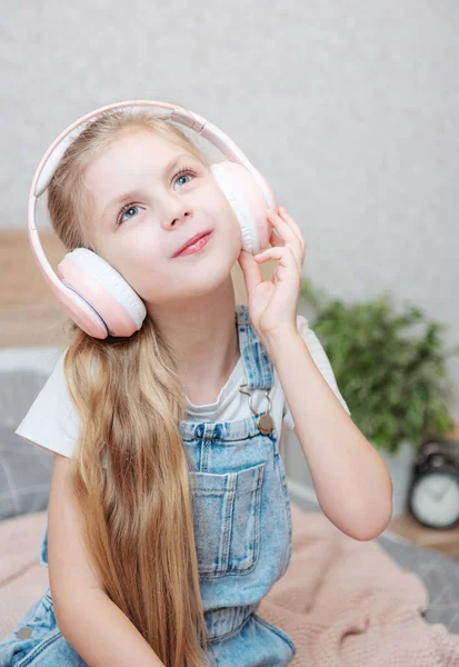 Adorable Petite Fille Dans Les Écouteurs Profiter Avec Une Musique — Photo