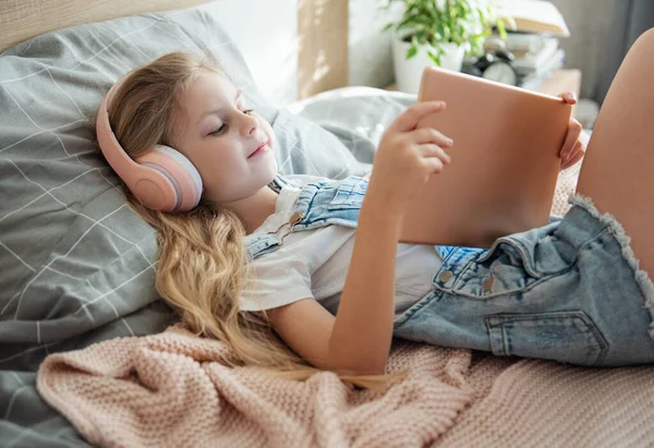 Menina Bonito Fones Ouvido Está Usando Tablet Casa — Fotografia de Stock