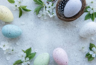 Beton zemindeki renkli paskalya yumurtalarının üst görünümü