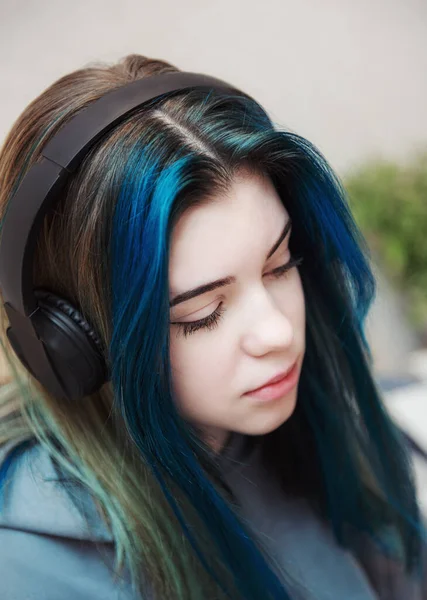Young Teenager Girl Blue Hair Headphones — Stock Photo, Image