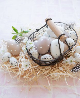 Saman üstünde Paskalya yumurtaları olan bir sepet. 