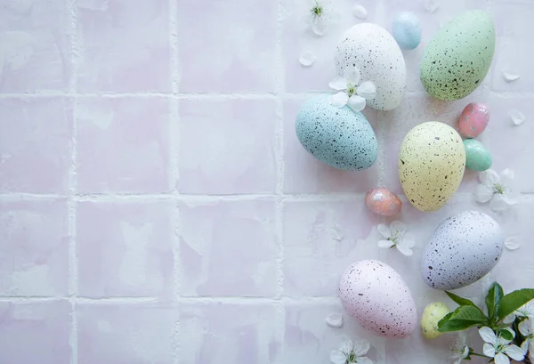 Vista Superior Huevos Pascua Colores Sobre Fondo Baldosa Rosa — Foto de Stock