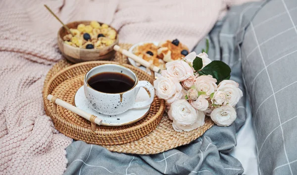 Güllü Kahve Fincanı Çiçekli Romantik Kahvaltı — Stok fotoğraf