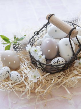 Saman üstünde Paskalya yumurtaları olan bir sepet. 
