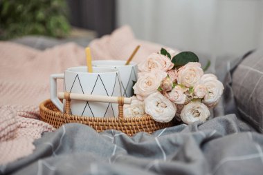 Güllü kahve fincanları, çiçekli romantik kahvaltı.