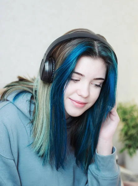 Young Teenager Girl Blue Hair Headphones — Stock Photo, Image