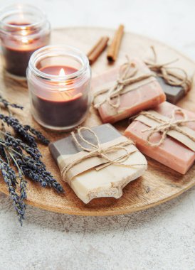 Doğal organik sabunlu spa kavramı. Nemlendirici cilt bakımı ve aromaterapi. Nazik vücut muamelesi. El yapımı sabun. Ahenk atmosferi, rahatla. Çiçekler, mum