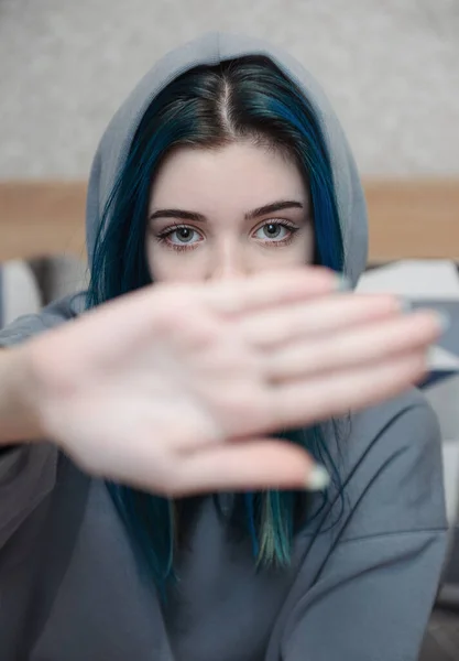 Una Adolescente Pelo Azul Cubre Cara Con Mano Protesta Adolescentes —  Fotos de Stock
