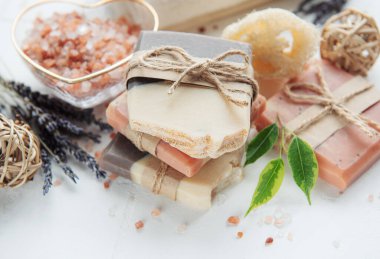 Doğal organik sabunlu spa kavramı. Nemlendirici cilt bakımı ve aromaterapi. Nazik vücut muamelesi. El yapımı sabun. Ahenk atmosferi, rahatla. Çiçekler, mum