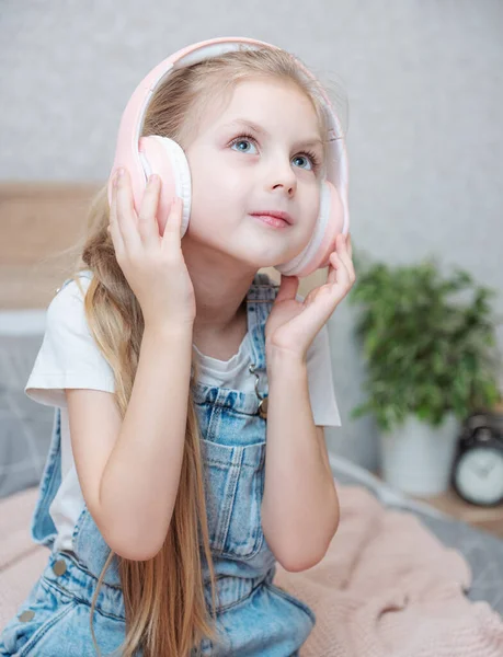 Urocza Dziewczynka Słuchawkach Cieszyć Się Muzyką — Zdjęcie stockowe