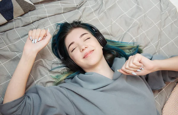 Jovem Adolescente Com Cabelo Azul Fones Ouvido — Fotografia de Stock