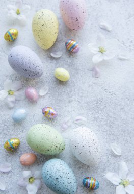 Beton zemindeki renkli paskalya yumurtalarının üst görünümü