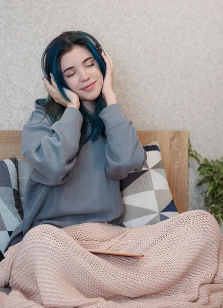 Jovem Adolescente Com Cabelo Azul Fones Ouvido — Fotografia de Stock