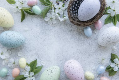 Beton zemindeki renkli paskalya yumurtalarının üst görünümü