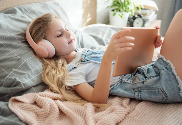 Menina Bonito Fones Ouvido Está Usando Tablet Casa — Fotografia de Stock