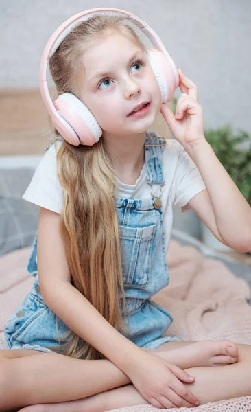 Adorable Petite Fille Dans Les Écouteurs Profiter Avec Une Musique — Photo