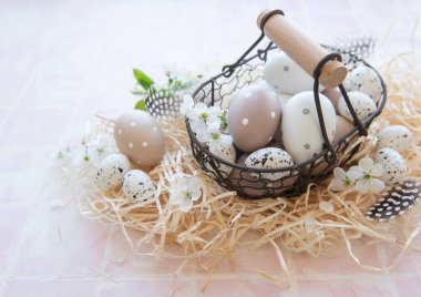 Saman üstünde Paskalya yumurtaları olan bir sepet. 