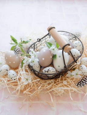 Saman üstünde Paskalya yumurtaları olan bir sepet. 