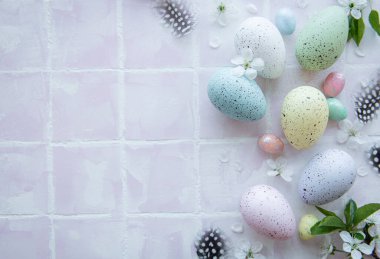 Pembe kaplama üzerinde renkli paskalya yumurtalarının üst görünümü