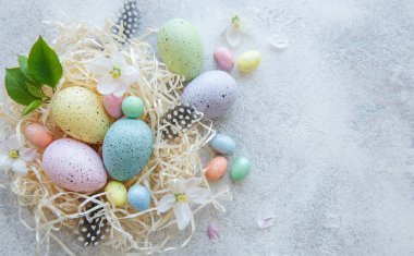 Beton zemindeki renkli paskalya yumurtalarının üst görünümü