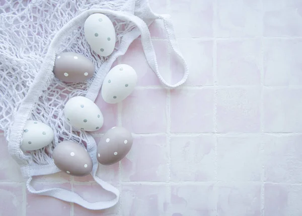 String Bag Mit Ostereiern Und Frühlingsblüte Auf Rosa Fliesen Hintergrund — Stockfoto