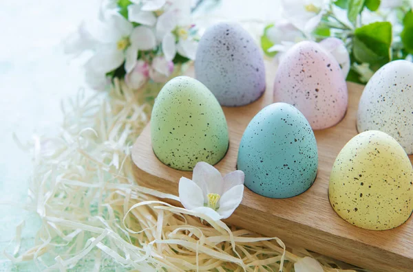 Feliz Pascua Concepto Ecológico Huevos Pascua Bandeja Madera Sobre Fondo — Foto de Stock