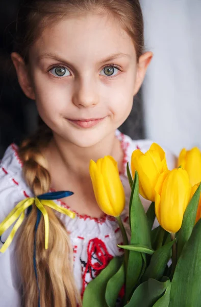 Mała Ukraińska Dziewczyna Tradycyjnych Ubraniach Trzyma Żółte Tulipany Dłoniach Wsparcie — Zdjęcie stockowe