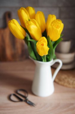 Kitche 'deki masada güzel sarı lale çiçekleri.