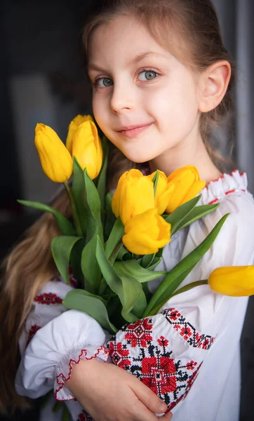 Mała Ukraińska Dziewczyna Tradycyjnych Ubraniach Trzyma Żółte Tulipany Dłoniach Wsparcie — Zdjęcie stockowe
