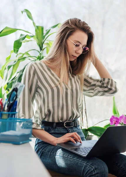 Молодая Женщина Работает Компьютером Своем Офисе — стоковое фото