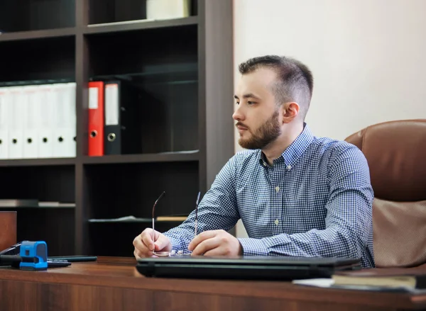 Ofiste Dizüstü Bilgisayarıyla Çalışan Gömlekli Genç Bir Adamı — Stok fotoğraf