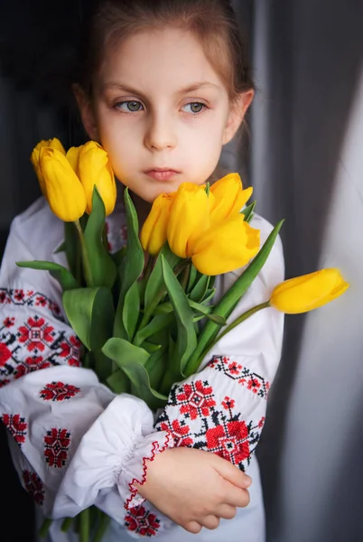 Uma Menina Ucraniana Roupas Tradicionais Tem Uma Tulipas Amarelas Suas — Fotografia de Stock