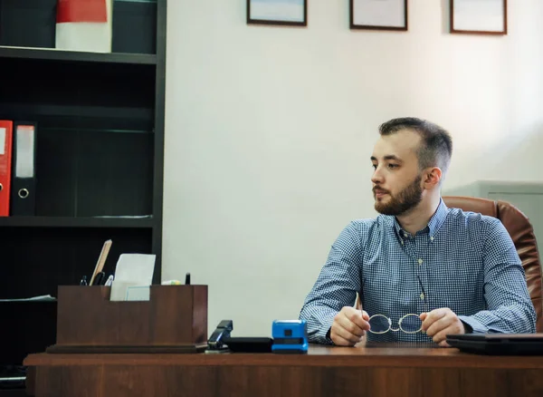 Ofiste Dizüstü Bilgisayarıyla Çalışan Gömlekli Genç Bir Adamı — Stok fotoğraf