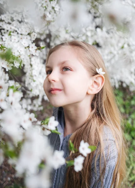 Lindo Niño Con Cabello Rubio Jardín Floreciente — Foto de Stock