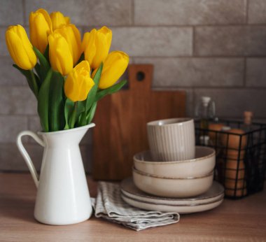 Mutfaktaki masada güzel sarı lale çiçekleri.