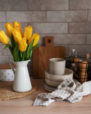 Mutfaktaki masada güzel sarı lale çiçekleri.