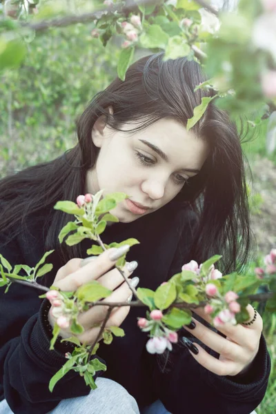 Красивая Девушка Подросток Позирует Саду Рядом Цветущей Яблоней Розовыми Цветами — стоковое фото