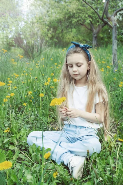美丽的小女孩坐在蒲公英田上 快乐快乐的小女孩躺在蒲公英草地上 春天在户外放松 — 图库照片