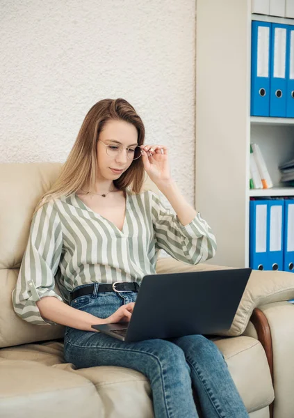 Mujer Joven Trabajando Una Computadora Oficina — Foto de Stock