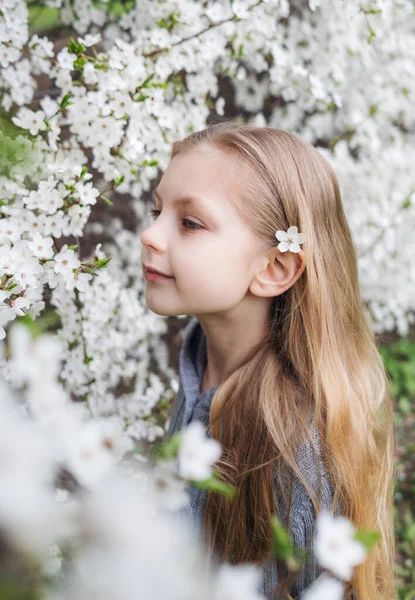 Słodkie Dziecko Blond Włosami Kwitnącym Ogrodzie — Zdjęcie stockowe